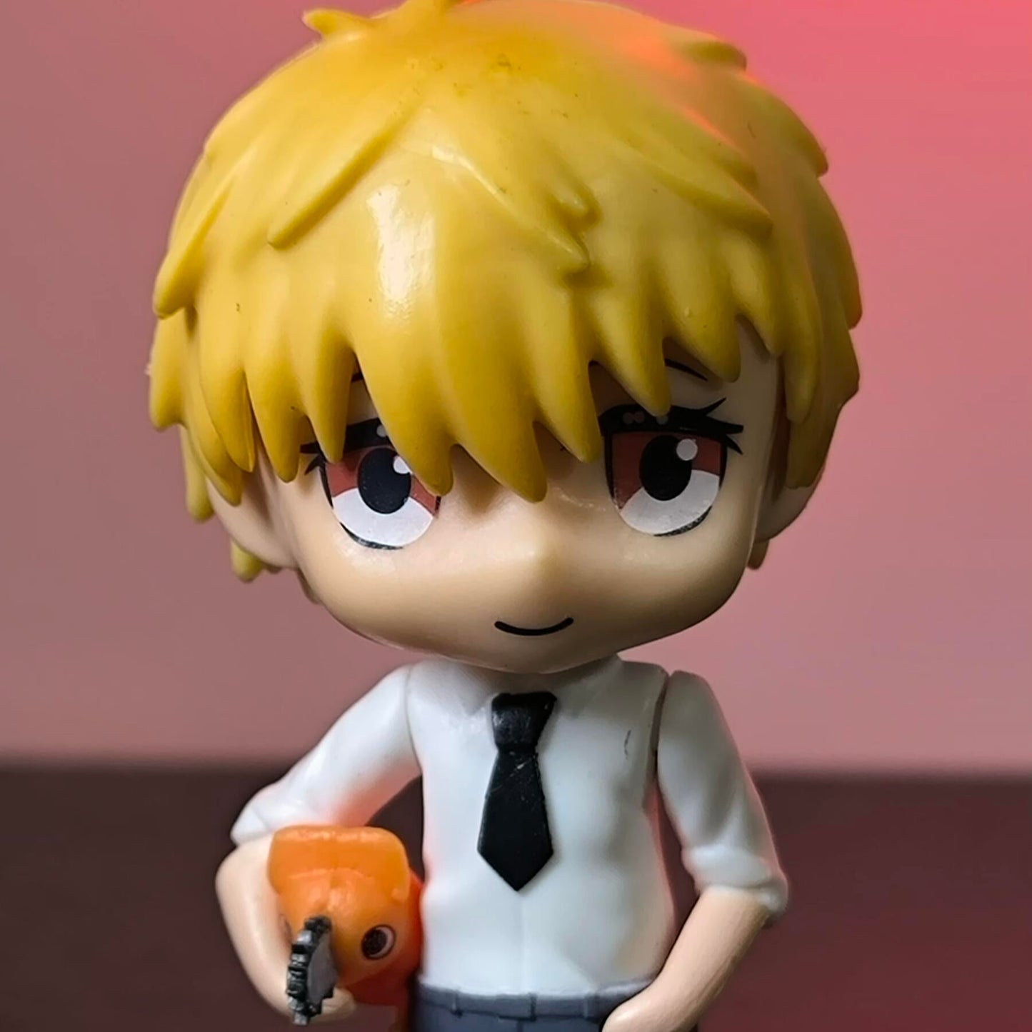 Figura Chainsawman Chibi Denji con Pochita
