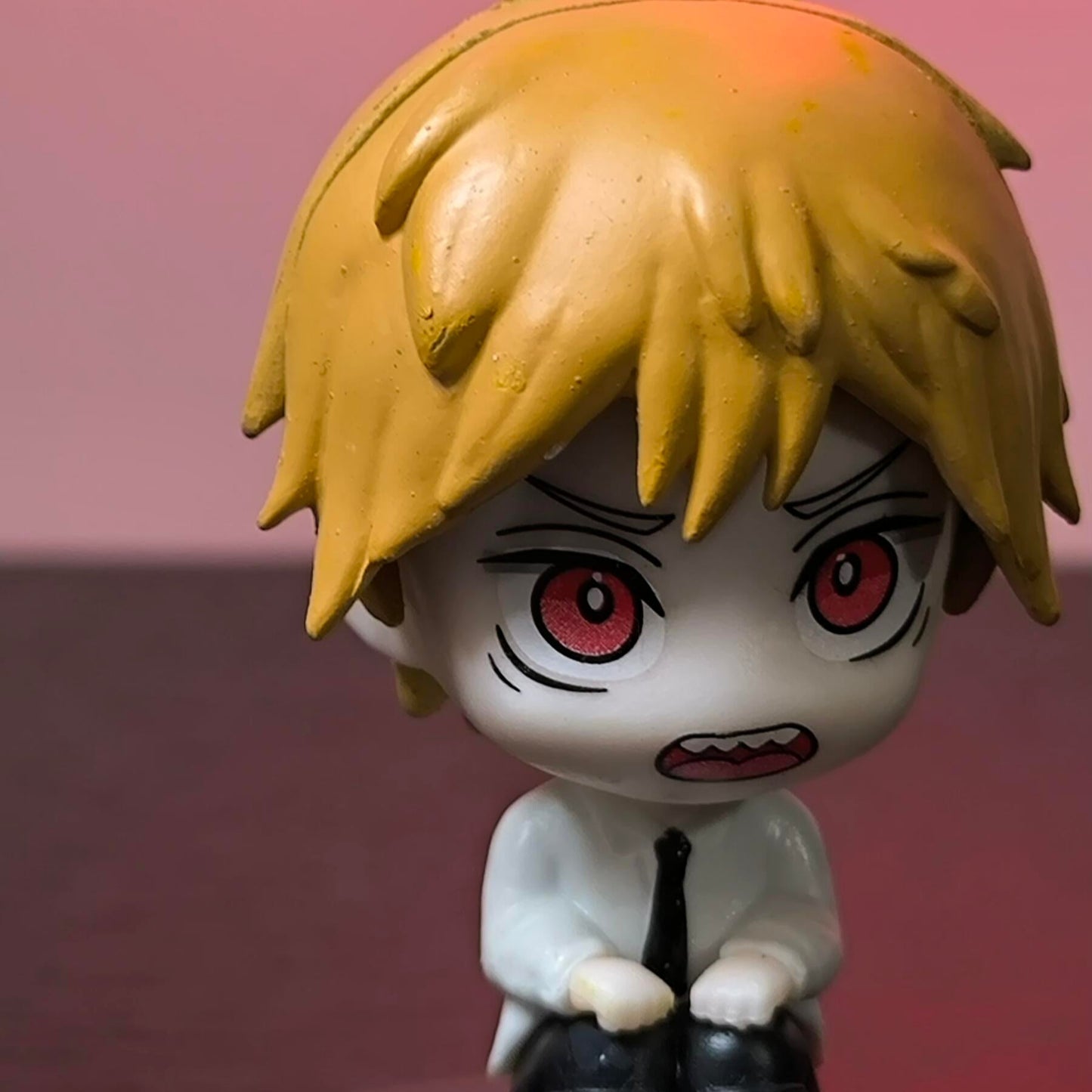 Figura Chainsawman Chibi Denji Sentado