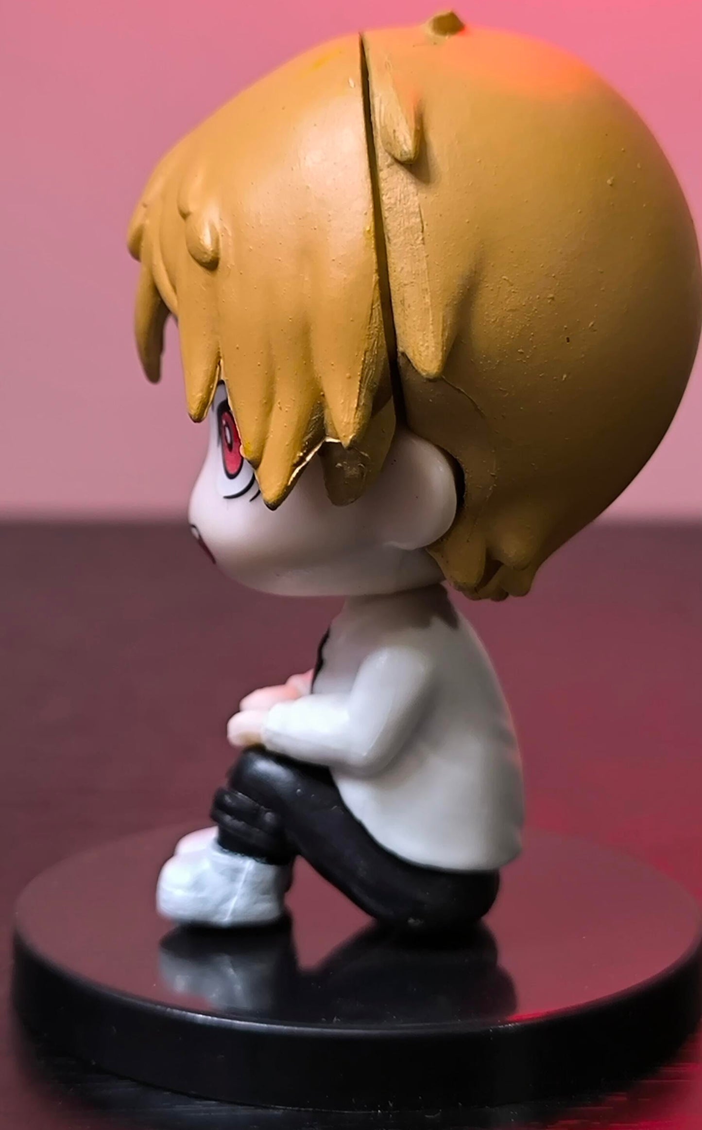 Figura Chainsawman Chibi Denji Sentado