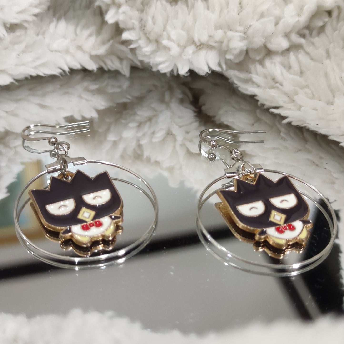 Aretes tipo argolla de Badtz-Maru